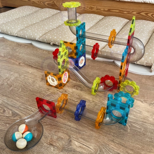 Tubos y embudos transparentes para un recorrido dinámico