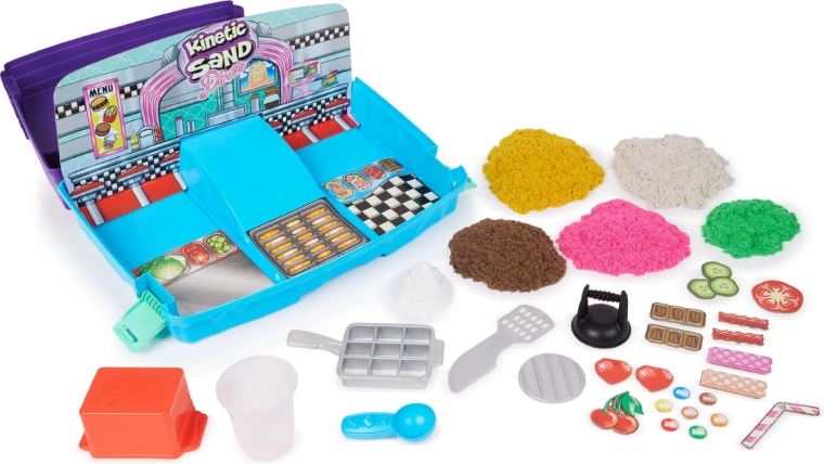Muchas herramientas y moldes para “comidas” realistas