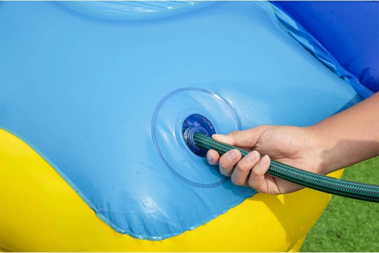 Deslizamiento refrescante con rociadores de agua
