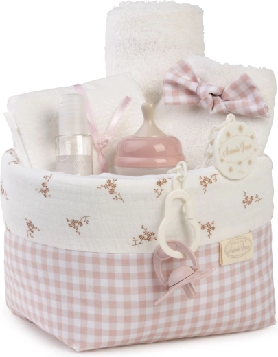 Cesta textil de Antonio Juan con accesorios para muñeca bebé