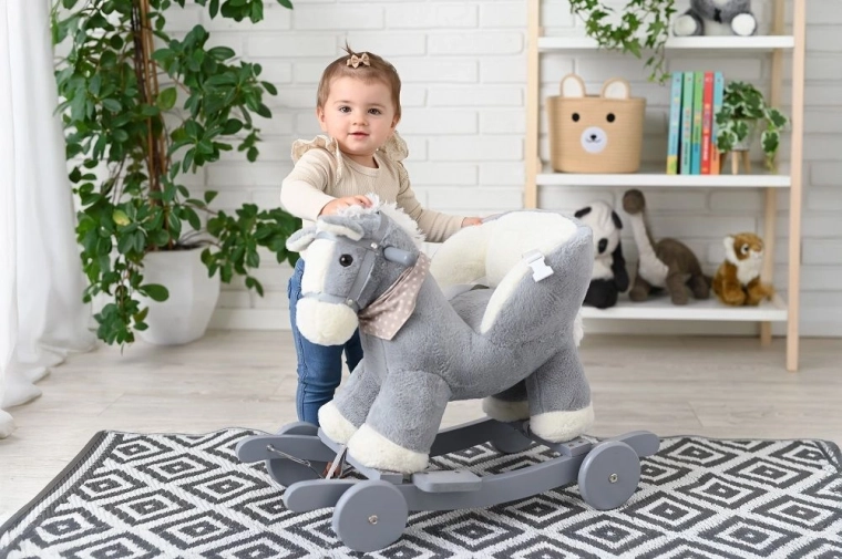 Suave caballito de felpa para un paseo cómodo