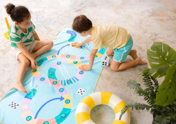 Quut toalla infantil 2 en 1 Serpientes y escaleras, grande 180 × 100 cm