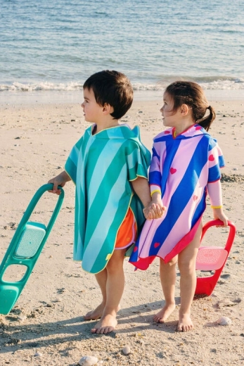 Capucha integrada para aportar calor y secar el cabello rápidamente