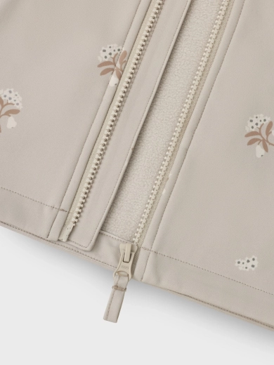 Detalles prácticos: cremalleras, bolsillos y protección de barbilla