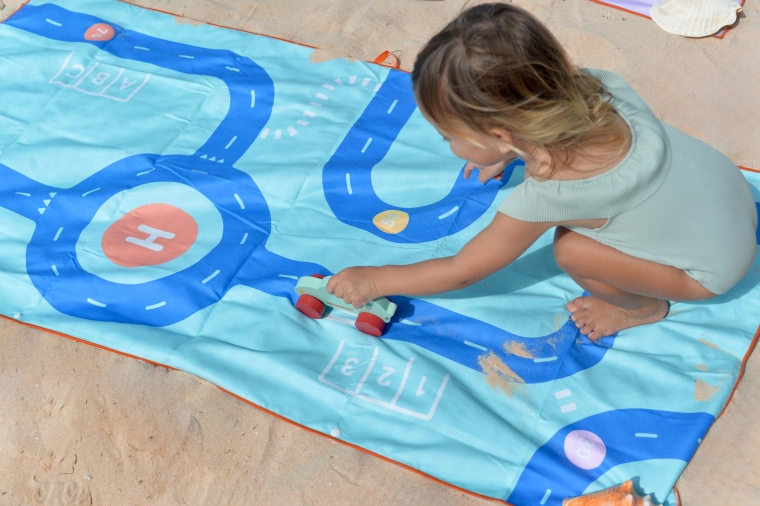 Quut toalla infantil y alfombra de juego carretera M 140 × 70 cm