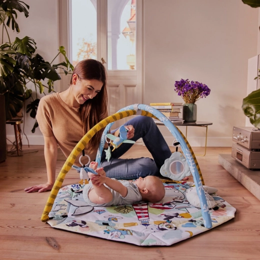 Arco interactivo con juguetes al alcance