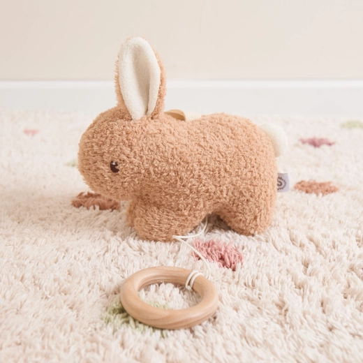 Peluche agradable y anillo de madera para manos pequeñas