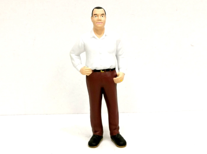 Figura de hombre con camisa 13,8 cm