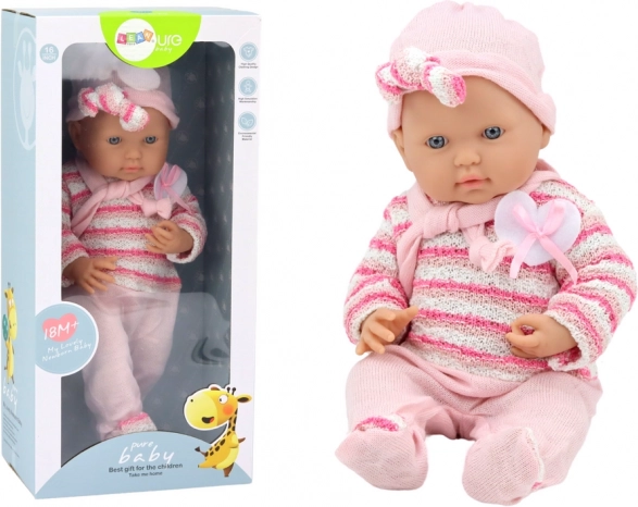 Muñeca bebé con jersey rosa a rayas, gorrito y bufanda