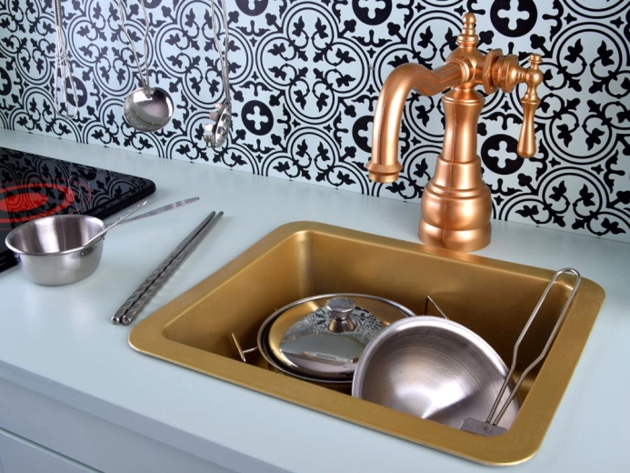 Fregadero dorado con estilo y grifo vintage