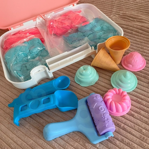 Heladería llena de accesorios