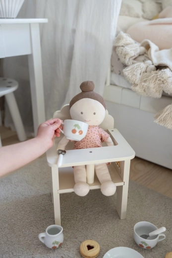Fomenta el juego de roles y el cuidado de la muñeca