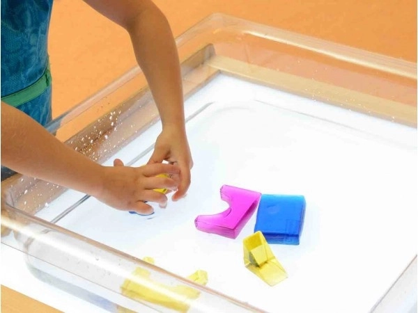 Colores vibrantes y efectos de luz en la mesa de luz