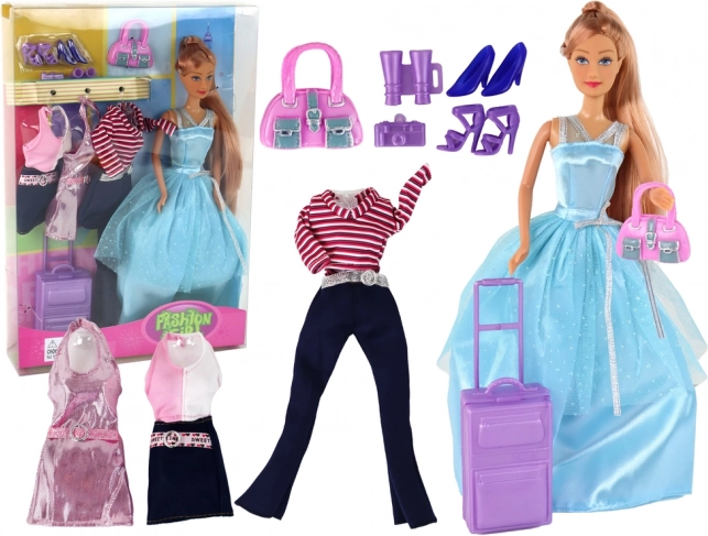 Muñeca con accesorios y set de viaje