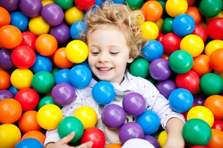Pelotas de colores para el movimiento y el juego sensorial