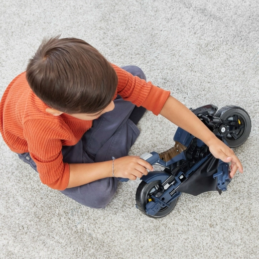 Acción de conducción con grandes ruedas