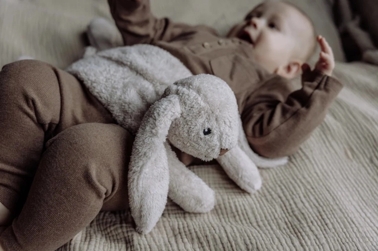 Suave conejito de peluche para abrazar