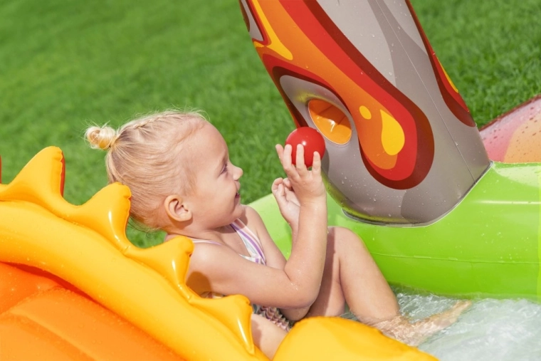 Juego interactivo con pelotas y figuras