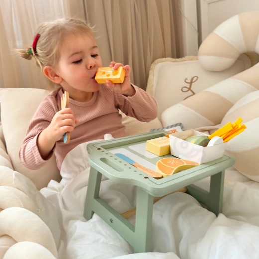 Desayuno en la cama: bandeja que los niños pueden llevar fácilmente