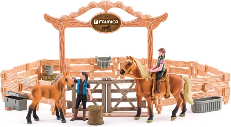 Escuela de equitación con caballos y jinetes FAUNICA