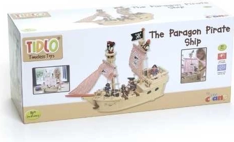 Barco de madera con velas de tela