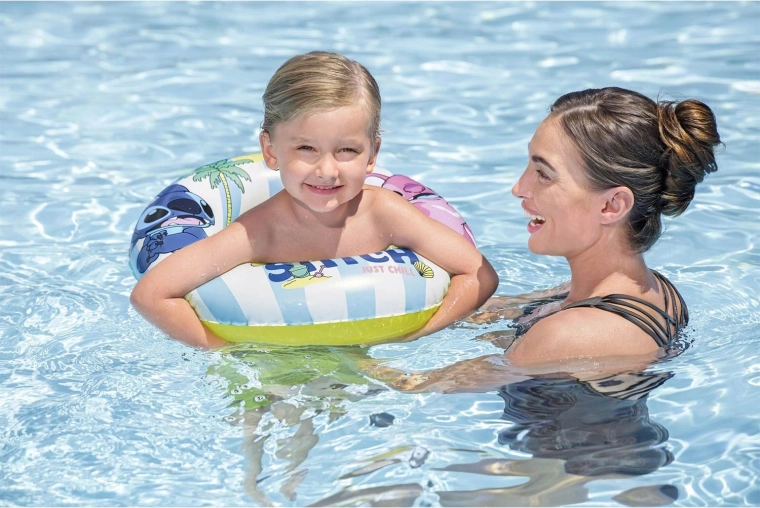 Ligero apoyo durante los juegos en el agua