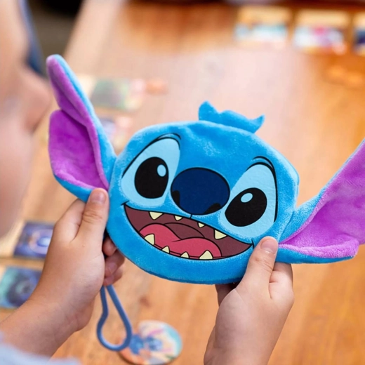 Bolsita de felpa y ficha viajera de Stitch en el paquete