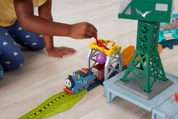 Tomás motorizado y vagón para un viaje lleno de acción