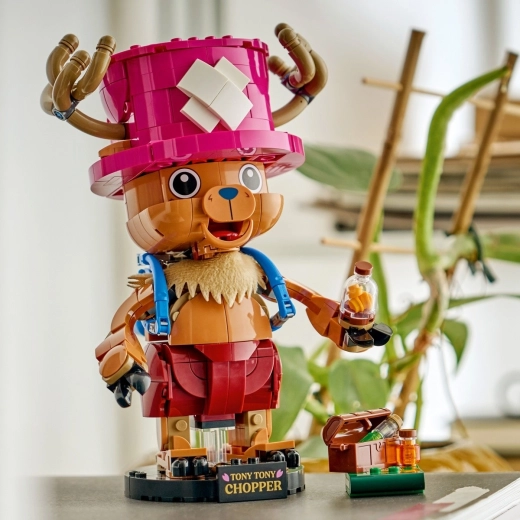 Figura articulada de Chopper en una base de exposición