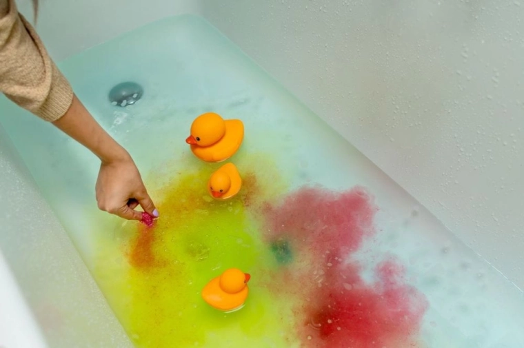 Baño de colores lleno de fantasía