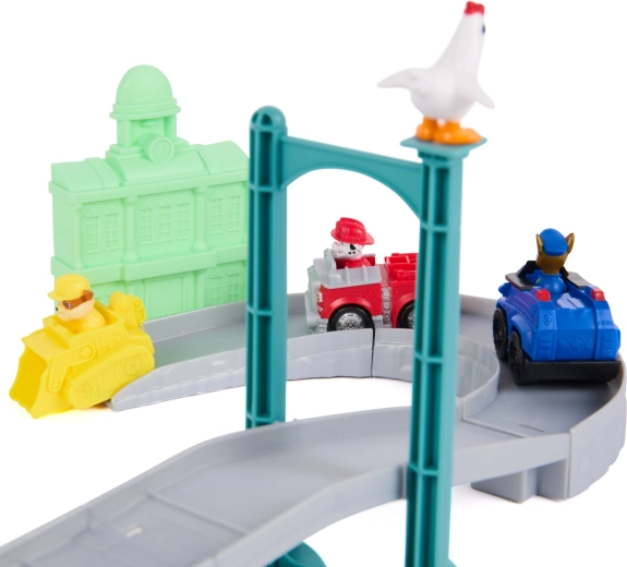 3 vehículos y figura de Chickaletta en el paquete