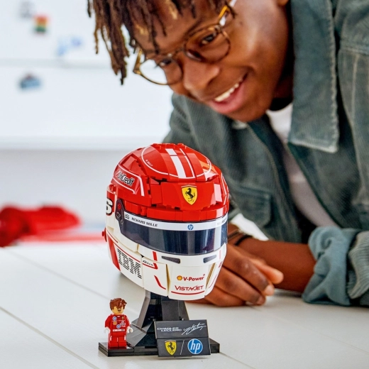 Minifigura y base para una presentación de colección