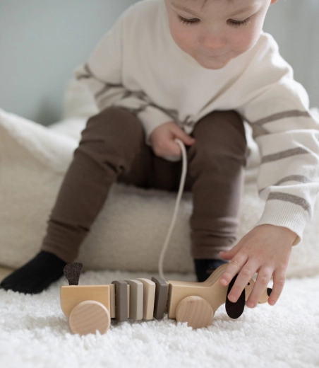 Hermoso juguete de madera para la habitación infantil