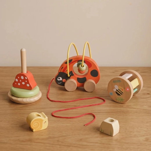 Juego de ensartar con caracol y setita