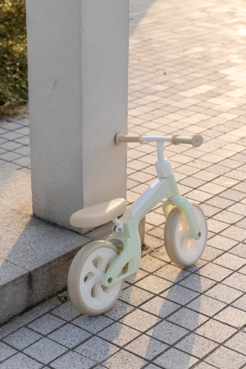 Asiento y manillar ajustables: una bicicleta de equilibrio que crece con el niño
