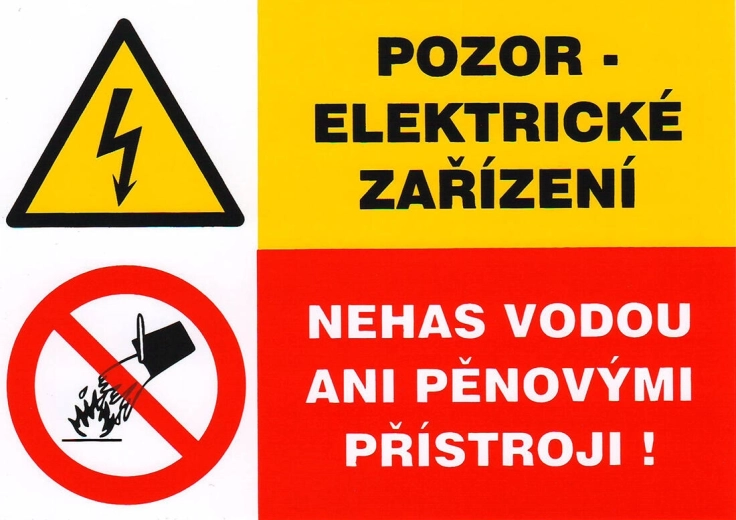 Placa de seguridad autoadhesiva – Atención: equipo eléctrico, no extinguir con agua ni con aparatos de espuma (105 × 74 mm)