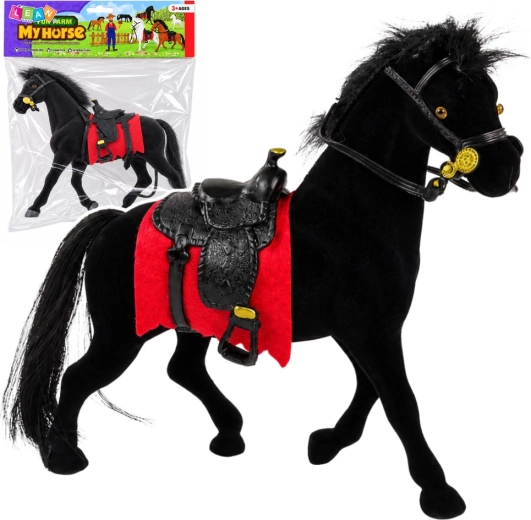 Figura aterciopelada de caballo negro con mantilla roja y silla de montar