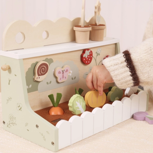 Regadera y pala para jugar a la jardinería real