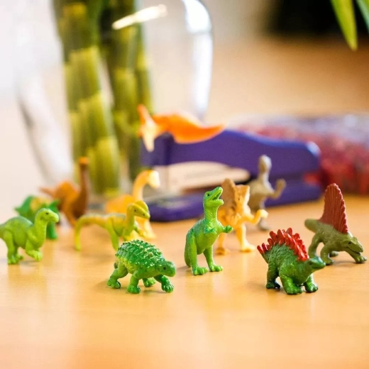 Figuras pintadas a mano con detalles realistas