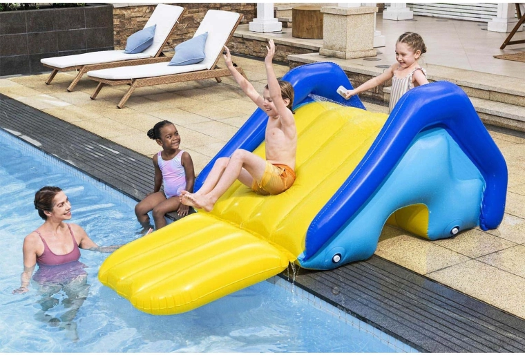 Diversión justo al lado de la piscina