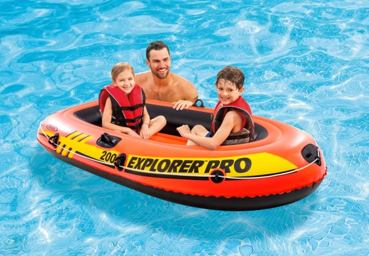 Diversión para dos en la piscina y en el lago