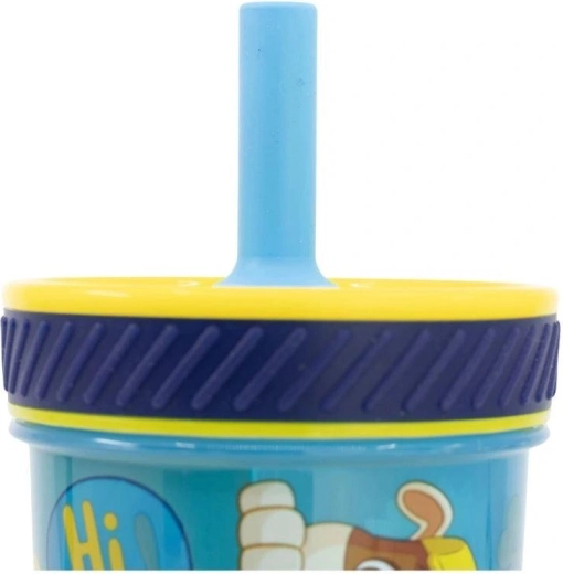 Bebida cómoda con pajita