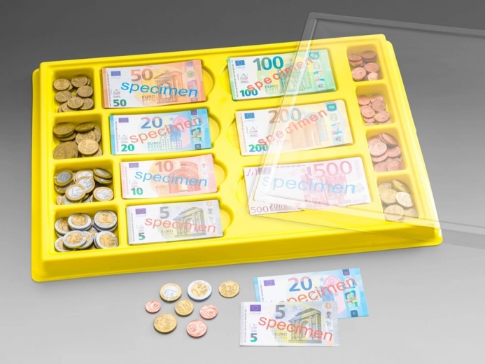 Caja registradora de plástico con billetes y monedas de euro