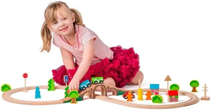 Juego creativo con un circuito de tren de madera
