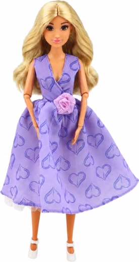 Elegante vestido morado con corazones