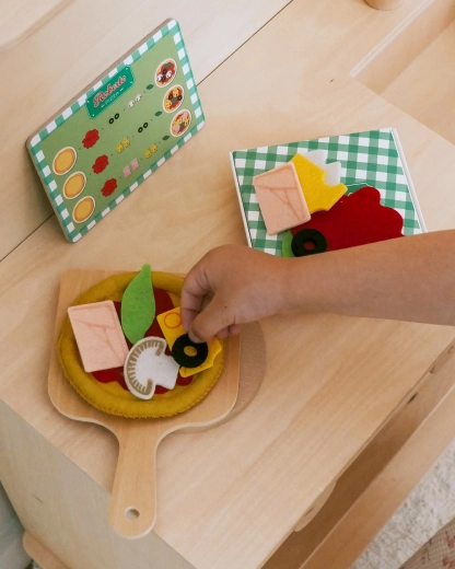 Pizza auténtica sobre una pala de madera