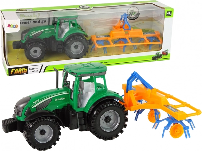 Tractor verde con rastrillo y tracción por fricción