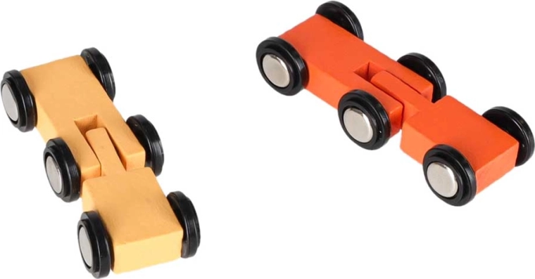 Dos cochecitos de madera incluidos