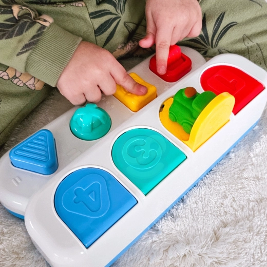 Varios elementos de control para manos pequeñas