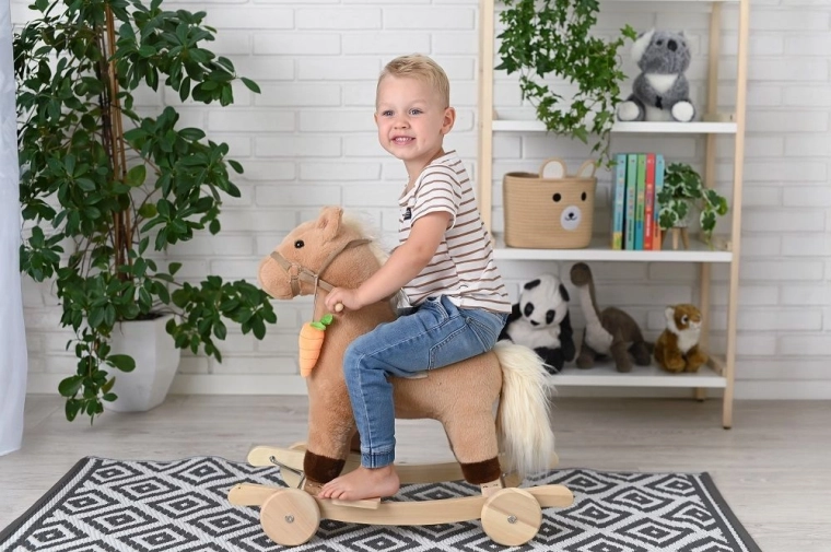 Caballito suave para aventuras infantiles